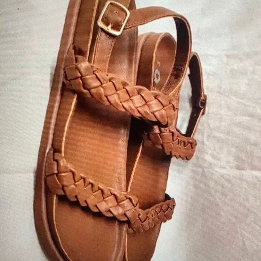 Gap Kids chestnut Braided sandals new size 3-4